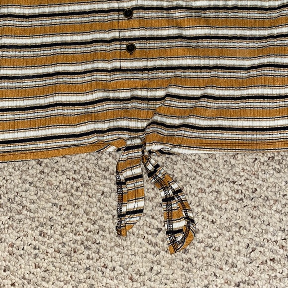 crop top - Picture 3 of 4